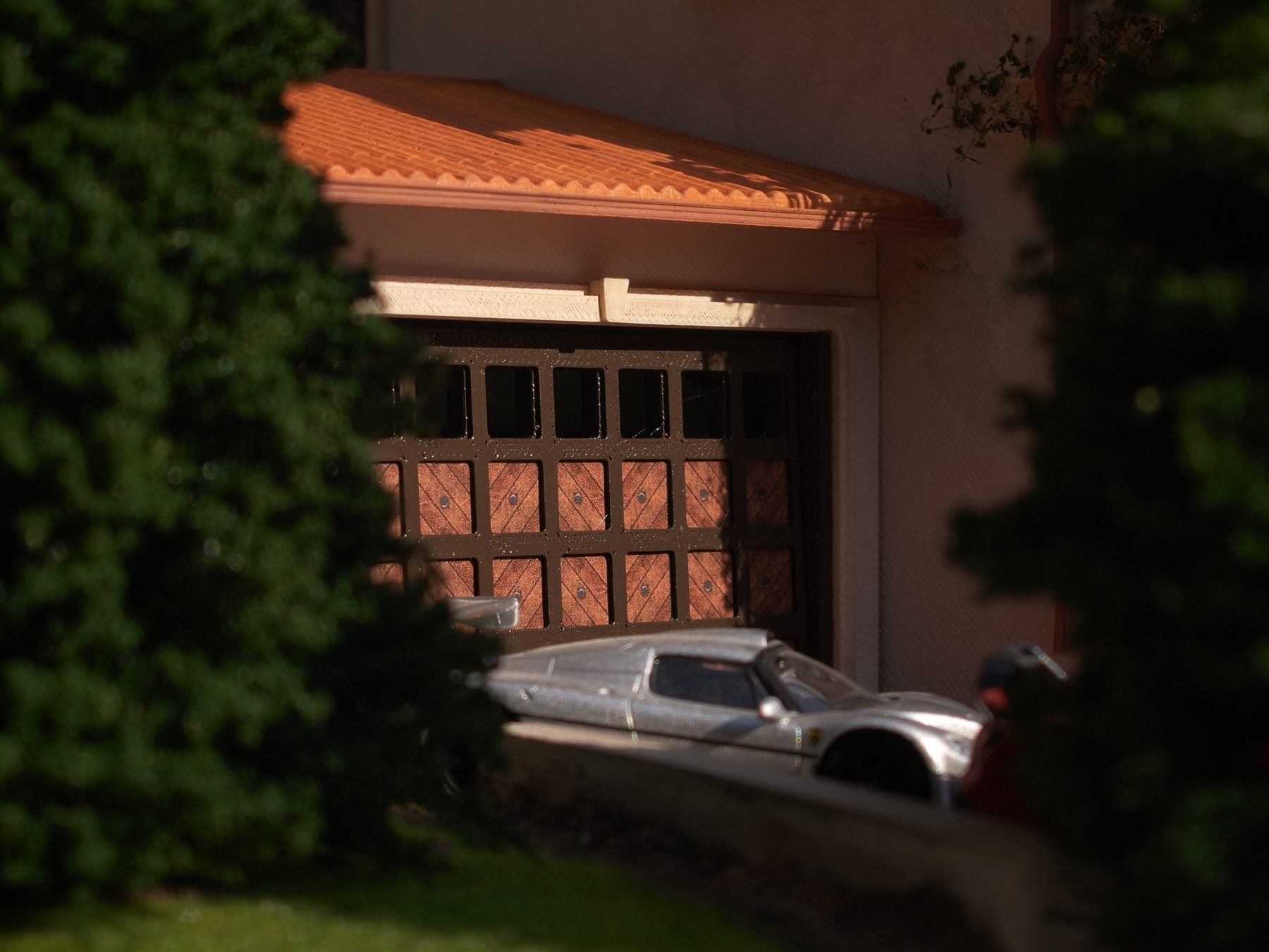 Closed garage door detail